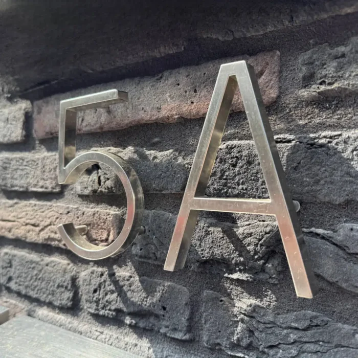 Número de casa de acero inoxidable plateado de 12,5cm con letras AB y C