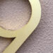 Kemp Hausnummer Gold 15 cm Detail