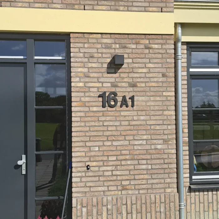 Wijher-zwart-huisnummers-met-letters
