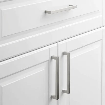 Weerd handgreep zilver van RVS op witte keukenkastjes
