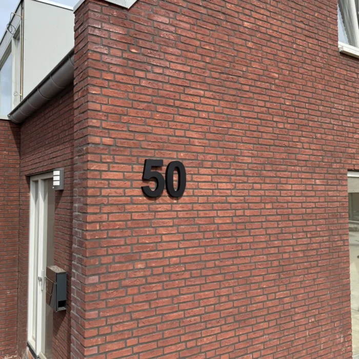 lerop-zwart-huisnummer-30cm-3D-moderne-nummer-vooraanzicht1